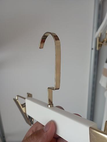 mini evler: Ağ rəngli taxta korpuslu, qızılı metal detallı uşaq paltar asılqanı — 2
