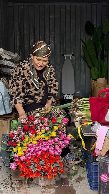 Букеты из живых цветов: Оптом и розницыбукеты тюльпанов - Состав: свежесрезанные тюльпаны — 17