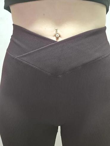 Helanke, biciklistički šortsevi: Ženske helanke tamne boje sa rebrastom teksturom. Karakteriše ih visok — 10