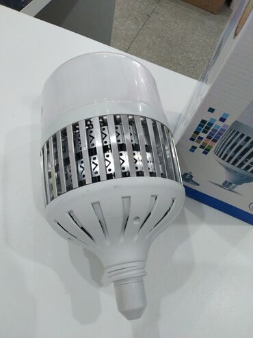 çuqun radiatorlar: Bu, ağ rəngli, iri ölçülü, vida tipli baza ilə təchiz olunmuş bir LED
