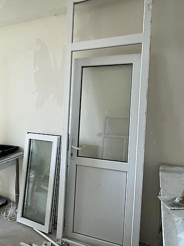 ağ qapı: PVC profil şüşəli qapı və üst fanlı panel
247/79 — 1
