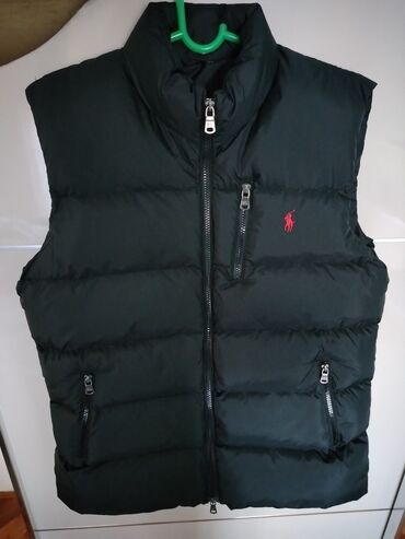 Prsluci: Muški pufnast prsluk bez rukava, crne boje. Detalji: - Visoki kragn i — 1