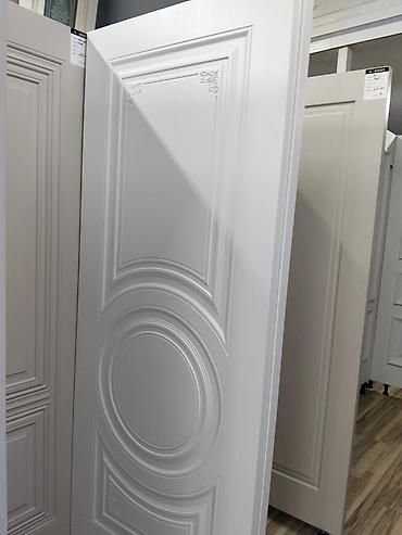 Ağ rəngli klassik üslubda interyer qapısı. - Material: MDF əsaslı — 1