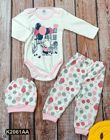 Kompleti: Veličina 62 68 74 Cena 950 din Tri kompleta cena 2000 din Slanje — 3