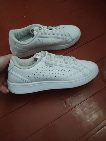 спортивные костюмы для женщин: Кеды от Lining новые.
Размер 42.5-43