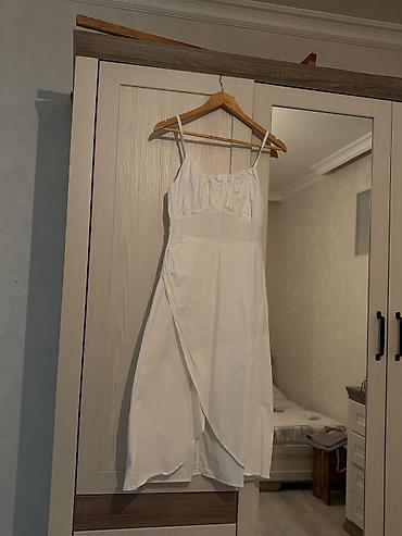 yay donlari modelleri: Ağ rəngli qadın paltarı - Stil: Zərif və minimal dizayn - Model — 1