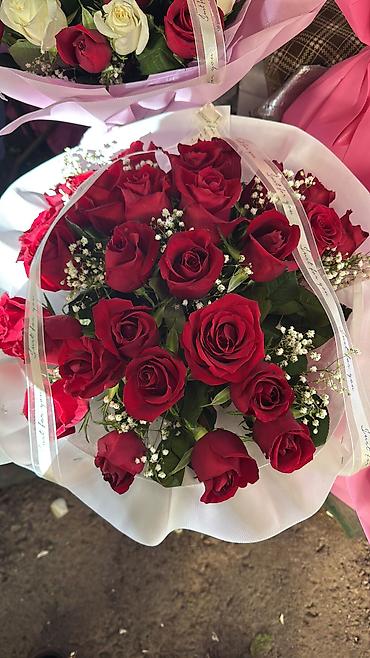 Букеты из живых цветов: Авторские букеты из свежих цветов - Розы премиум-класса (крупный — 4