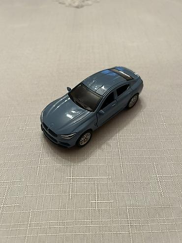 Masaüstü kolleksiya üçün metal oyuncaq maşın maketi - Tip: sedan