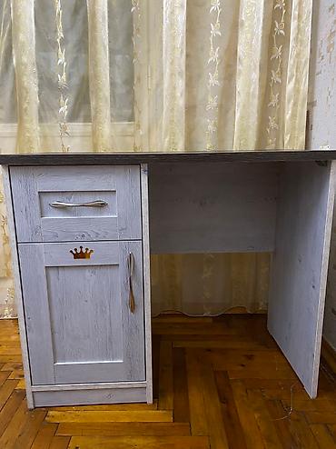 Uşaq mebeli: Yazı masası yeni kimi qalın mdf üzeri membran.2 ededdir Uzunluq 95sm — 2