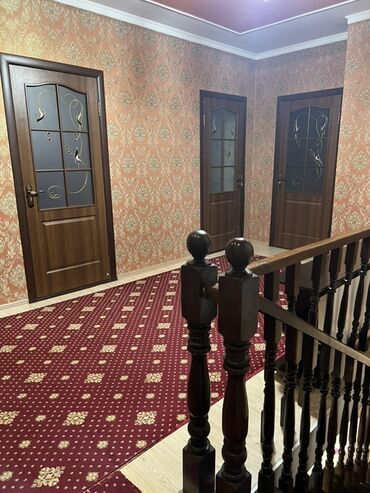 Посуточная аренда домов: Просторный дом с лестницей на второй этаж, полностью меблирован и — 8