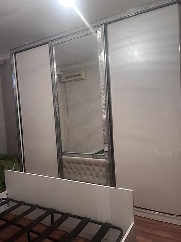 yataq otağı ucun dolaplar: Sürgülü qapılı 3 bölməli qarderob - Rəng: ağ (gümüşü dekor xətləri və — 3