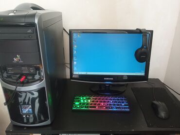 Masaüstü kompüterlər və iş stansiyaları: Samsung monitoru, qara rəngli klaviaturası, siçanı və qulaqlıqları ilə