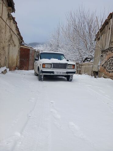 2107 ön şüşə: VAZ-2107 avtomobili ağ rəngdə, dördqapılı sedan kuzovludur. Ön