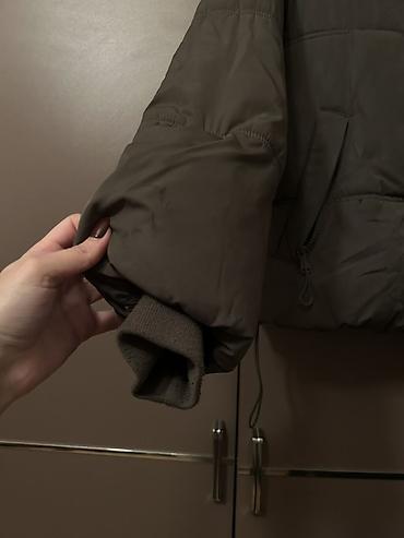 asbaz geyimi: PULL&BEAR qısa pufffer qış gödəkçəsi - Rəng: boz/xa ki tonları - — 3
