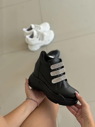 Women's Sneakers and athletic shoes: Cena 4800din
Br36-40
Skrivena peta 9cm — 30