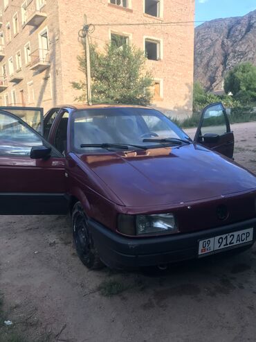 Volkswagen: Volkswagen Passat: 1988 г., 1.8 л, Механика, Бензин, Седан