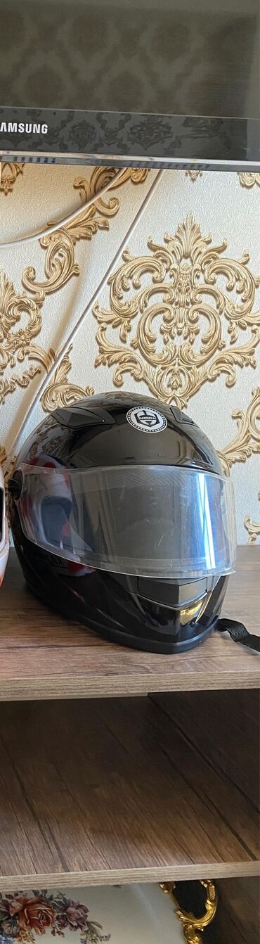 kros motor: Qara rəngdə, şəffaf vizoru olan motosiklet dəbilqəsi. Baş nahiyəsini