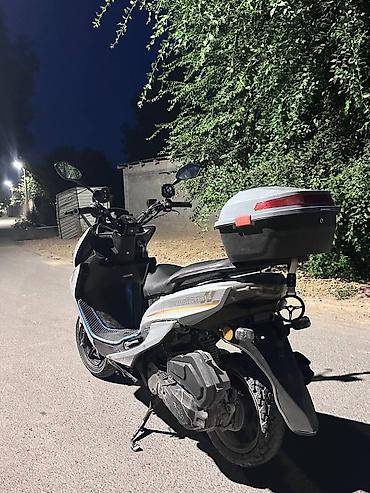 ск пионер: Скутер Benelli 250 (надпись на боковой панели). Городской макси-скутер — 4
