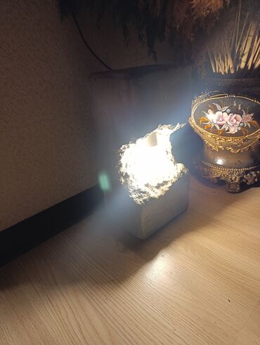 dsp qiymeti: Beton korpuslu, abstrakt dizaynlı masa lampası. Daxili işıqlandırma