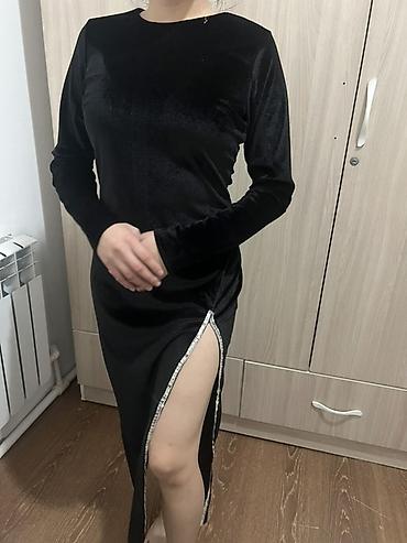 Женские платья — 2 модели, черные. Цена - 200с 1) Вечернее бархатное