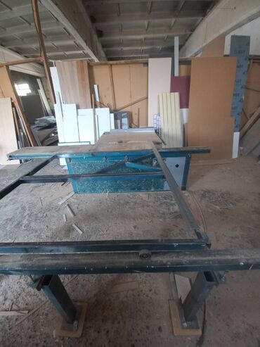 Mebel və taxta dəzgahları: Taxta ve laminat doğramaqa dezgah. Mishar qalxibenir ve dereceye