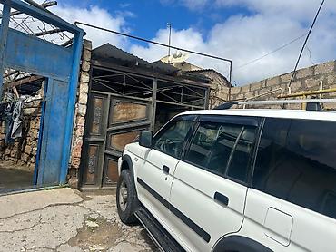 sekide: Buzovna yolunun kənarında,Polis akademiyasının yanında yerləşən həyət — 3