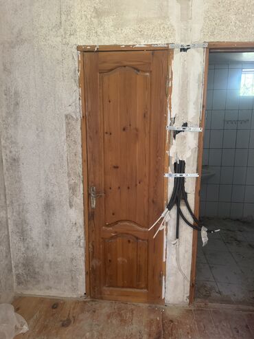 qaplar: İşlənmiş Taxta Otaq qapısı Zəmanətsiz, Ödənişli quraşdırma, Ünvandan götürmə