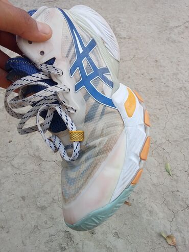 прокат мужских костюмов [возьми на прокат] бишкек фото: Кроссовки ASICS Gel-beyond с узнаваемым дизайном и сине-белой