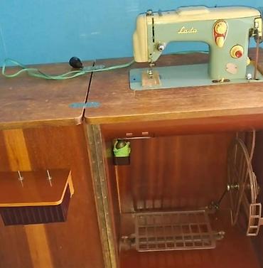 İncəsənət və kolleksiyalar: Lada tikiş maşını – Çexoslovakiya istehsalı, şkaflı stol ilə — 1