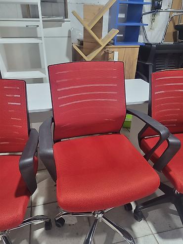 oturacaq ofis: Qırmızı ofis kresloları - hər biri tam islək vəziyyətdədir . hec bir — 3