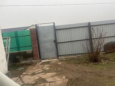 Продажа коттеджей и домов: Дом с участком, огороженный новым высоким забором из профнастила — 9