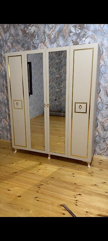 hamam ucun dolab: Dördkapılı paltar şkafı - Rəng: krem/bej tonlarında, qızılı dekor — 1