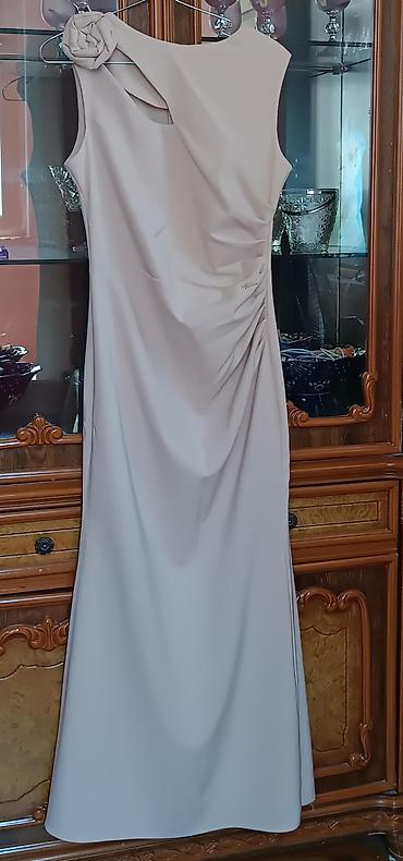 tikilme paltar modelleri instagram: Zərif ziyafət/libas – açıq bej rəngdə, uzun kəsim. - Model: qolsuz — 2