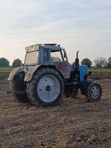 Traktorlar: Mavi rəngli MTZ tipli kənd təsərrüfatı traktoru. Texniki xüsusiyyət — 3