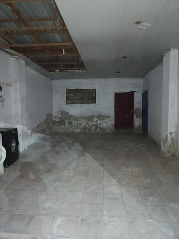 1 otaqli ev: Xırdalanda təzə bazarın yaxınlığında qaraj arendaya verilir.Yalnız — 2