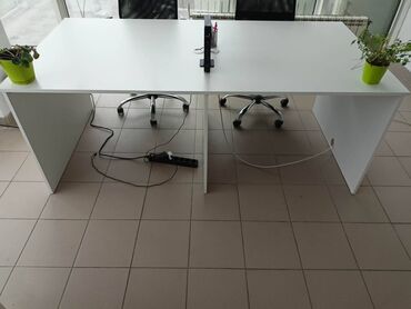 Novo Novo Novo Na prodaju dva fantasticna radna stola dimenzija