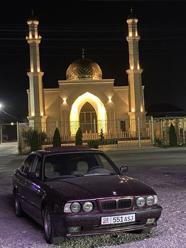 двигатель опель: Автомобиль BMW 5 серии (E34) седан, окрашенный в бордовый цвет. Модель