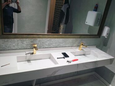 Moydadırlar: Mərmər effektli, düzbucaqlı formalı, qara rəngli dolablı asma tualet — 8