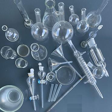 plastik suse: Laboratoriya şüşə qabları və aparatları dəsti Məzmun: - Müxtəlif həcm — 1