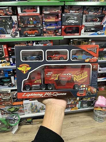 Игрушечный набор Disney Cars: грузовик Мак (Mack) с молнией Маккуином