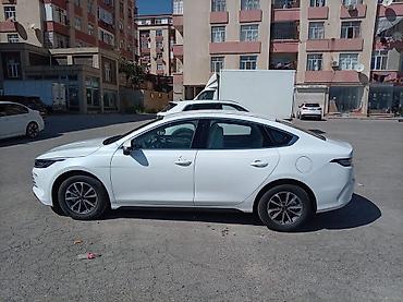 ucuz elektrikli avtomobil: BYD Qin Plus DM-i sedan - Kuzov: 4 qapılı sedan, ağ rəng - Güc — 7