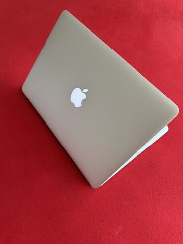 Masaüstü kompüterlər və iş stansiyaları: "MacBook Air" noutbuku. Prcessor: İntel Core i5 Əla