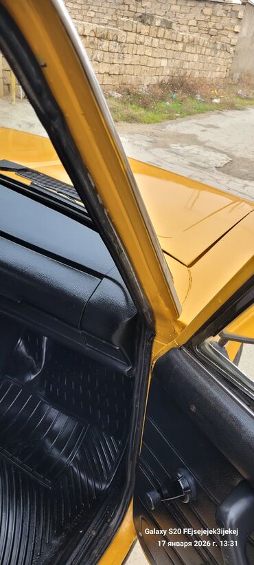 VAZ (LADA): VAZ 2106, sarı rəngli sedan Müəssisə: VAZ Model: 2106 (klassik — 9