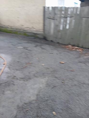 Шлакоблок: Дом из шлакоблока с односкатной крышей из волнистых листов. Стены — 11