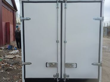 qənd qabı: Ağ rəngli iki qanadlı yük maşını arxa qapıları möhkəm metal qulplar və