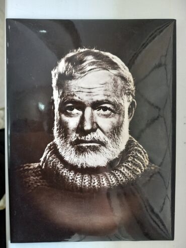 распечатка картин: Настольный портрет Эрнеста Хэмингуэя Изготовлен в 1968 году, Москва
