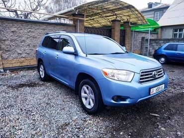 аутлендер оутлендер аиртрек айртрек: Автомобиль Toyota Highlander синего цвета, оснащенный багажником на
