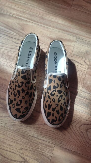 обувь зимный: Продаю макасины леопард 39 размер
