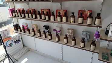 corek polkasi: Demir profilden ve qalin taxtadan yigilmis der 30 sm olan vitrinler