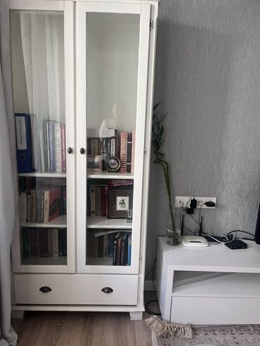 сервант и книжный шкаф: Сервант, Колдонулган, Жыгач